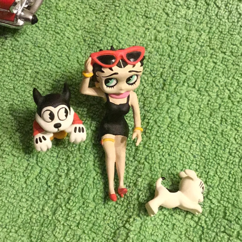 Vintage Betty Boop Red and White Convertible Toy Car - Picture 11 of 14